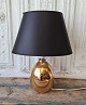 Le Klint 
ægformet guld 
lampe i glas 
Højde inklusiv 
fatning 30 cm.
Prisen er uden 
skærm.