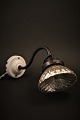 Fin , gammel 
væglampe i 
metal med 
porcelæns 
holder og fin 
lille 
lampeskærm i 
fattigmandssølv 
( ...