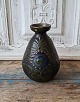 Kähler vase - 
kohorns 
dekoreret i 
blå, grøn og 
brune farver.
Dekorationen 
ligner en ...