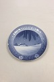 Royal 
Copenhagen 
Juleplatte fra 
1909 med Fransk 
indskription 
"Noel". Måler 
18 cm
Har 2 små 
afslag