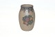 L.Hjort lille 
vase
Dek nr 11
Højde 9,5 cm
Pæn og 
velholdt stand