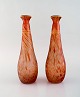 Legras, 
Frankrig. To 
vaser i 
mundblæst 
kunstglas med 
gulddekoration. 
Ca. 1930.
Måler: 26 x 
8,5 ...