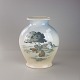 Vase i porcelæn 
med motiv af 
landskab med 
køer nr. 4500
Produceret af 
Royal 
Copenhagen
På ...