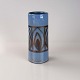 Vase i keramik 
med blå glasur 
og bladmønster
Produceret af 
Nis Stougaard, 
Svaneke
Signeret ...
