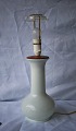 Hvid bordlampe 
af opalineglas.
Højde 44 cm.
Diameter 18 
cm.
Lampe, glas, 
farve