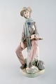 Lladro, 
Spanien. Stor 
porcelænsfigur. 
Trubadur. 
1980/90'erne. 
Måler: 35 x 15 
cm.
I flot ...