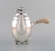 Tidlig Georg Jensen Magnolia kaffekande i sterlingsølv med hank i elfenben. 
Modelnummer 2D. 1920