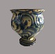 Vase med 
hornmalet 
dekoration i 
blåt
Lertøj
H: 15 cm, D: 
15,5 cm
Minimale 
glasurafslag i 
...