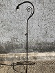 Ældre standerlampe i sort patineret metal med gammel fatning. Justerbar højde 122 cm - 172 cm