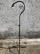 Ældre 
standerlampe i 
sort patineret 
metal med 
gammel fatning. 
Justerbar højde 
122 cm - 172 cm