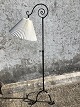 Ældre 
standerlampe i 
patineret metal 
med hvid skærm. 
Fuld 
funktionsdygtig.
 Højde 115 til 
170 cm