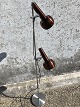 Standerlampe 
med afbryder på 
skærmene, kun 
lette 
brugsspor. 
Højde 133 cm.