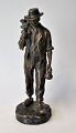 Bronze figur af gående mand med hakke og hat, 19. årh. Frankrig. Stemplet: J. Garne.... H.: 20 ...
