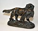 Bronzefigur af jagthund med fugl, 19. årh. Frankrig. På oval fod. Stemplet. L: 18 cm. H: 11 cm. ...