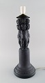 Hjorth, 
Bornholm. Stor 
lampe udført i 
sort terracotta 
dekoreret med 
drengebørn og 
drueklaser. ...