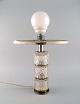 Skandinavisk 
designer 
bordlampe i 
stål og 
kunstglas. Midt 
1900-tallet.
Måler: 30 x 9 
cm (eks ...