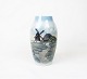 Mindre vase med 
motiv med 
mølle, nr.: 
546-5243, af 
Bing & 
Grøndahl.
26 x 11 cm.