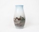 Vase med land 
motiv, nr.: 
682-5249, af 
Bing & 
Grøndahl.
21 x 10 cm.