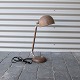 Bordlampe i 
metal med 
aluminium skærm 
industriel 
design
Produceret i 
dansk design.
Lampen er ...