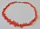 Rød koral kæde, 20. årh. Med skrue lås. L.: 43 cm. 