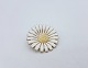 Marguerit 
broche 
fremstillet hos 
Anton Michelsen
Måler ca. 3,3 
cm i diameter
Varenr. 421771 
...