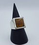 Sølvring prydet 
med et stykke 
rav på ca. 
1,2*1,2 cm
Ringstr. 62 
Ø19,6
Fremstillet 
hos N. E. ...