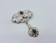 Jugend broche 
prydet med 2 
stk. grønne 
agater
Måler ca. 3,7 
cm i bredden og 
ca. 6 cm i ...