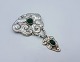 Jugend broche 
fremstillet af 
Bernhard Hertz. 
Brochen bærer 
to agater. 
Bredde: 5,4 
cm. Højde: ...