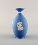 Wedgwood, England. Lille vase i lyseblåt stentøj med klassicistiske scener i 
hvidt. Ca. 1930.  
