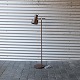 Gulvlampe i 
brunlakeret 
metal med skærm 
af aluminium
Produceret af 
Fog & Mørup
Design: ...