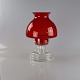 Finsk bordlampe 
i glas til 
stearinlys med 
rød glasskærm 
og klar 
glasbund
Design af Nany 
...