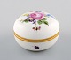 Meissen 
bonboniere i 
håndmalet 
porcelæn med 
blomstermotiver.
 1900-tallet.  
Måler: 7,5 x 5 
...