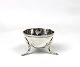 Small bowl on 
feet of 
hammered 
hallmarked 
silver.
4 x 6 cm.