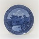 Royal 
Copenhagen. 
Mindeplatte 
#144. Landskab 
med gård. 
Diameter 17,5 
cm. Produceret 
1913.