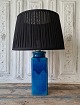 Stor Niels 
Kähler 
bordlampe med 
smuk turkisblå 
glasur.
Højde inkl 
fatning 41 cm. 
Mål 12 x 12 ...