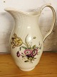 Royal 
Copenhagen 
Frijsenborg 
kande i 
porcelæn model 
nummer 10/1609. 
Fremstår i god 
stand uden ...