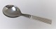 Georg Jensen. 
Bernadotte. 
Sterling (925). 
Serveringsske 
med stål. 
Længde 19,5 cm. 
Produceret ...