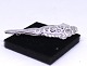 Broche af 925 
sterling sølv.
5 x 1.5 cm.