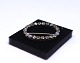 Oval broche med 
zirkoner.
3 x 2 cm.