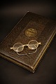 Gammel brilleæske "Modern Eyewear" fra gammelt brille firma 
"Bausch & Lomb" 
Inkl. 4 stk. gamle briller...