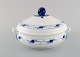 Early Royal Copenhagen Rosenknop / Blue Rose lidded tureen in hand-painted 
porcelain. # 408/8057. Early 20th century.
