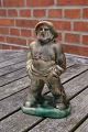 Michael 
Andersen figur 
fast fod i 
keramik, 
Bornholm
Fisker med 
gul-brun glasur 
i pæn stand.
H 19cm