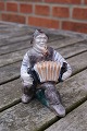Michael 
Andersen figur 
5313 i keramik, 
Bornholm
Fisker med 
harmonika i pæn 
stand.
H 9,5cm