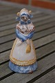 Hjorth figur 
fra L. Hjorth 
keramik, 
Bornholm. 
Flot figur af 
kvinde i 
egnsdragt. 
Mærke: L. ...