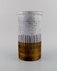 Mari Simmulson (1911-2000) for Upsala-Ekeby. Cylindrisk vase i glaseret keramik. 
Midt 1900-tallet.
