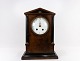 Fransk kamin bord ur i mahogni fra 1840erne. Uret er i flot antik stand.46 x 33 x 15 cm.