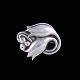 Georg Jensen. 
Broche i 
Sterling Sølv 
#100C.
Tegnet af 
Georg Jensen 
1866 - 1935
Stemplet med 
...
