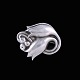 Georg Jensen. 
Broche i 
Sterling Sølv 
#100C.
Tegnet af 
Georg Jensen 
1866 - 1935
Stemplet med 
...