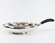 Bowl on foot of 
hallmarked 
silver and 
handle of 
ebony. In great 
vintage 
condition.
18,5 x 11 cm.