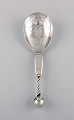 Sjælden Georg 
Jensen 
jordbærske af 
sterlingsølv 
udformet med 
dekoreret og 
gennembrudt 
laf, ...
